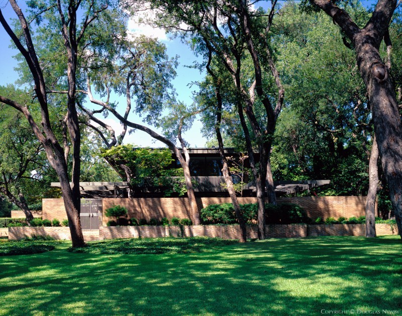 3616 Crescent Avenue in Dallas was a suburban dwelling with integral courtyards designed by OMNIPLAN founder E.G. Hamilton. 