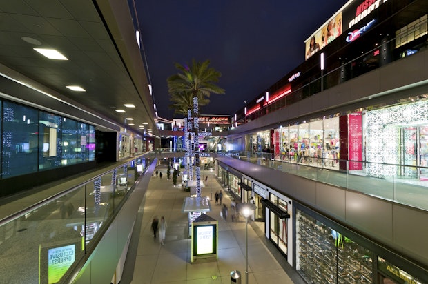 Strolling around outdoor mall Santa Monica Place #LAStaycation
